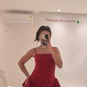 Maisa também apostou em um vermelho poderoso, em um vestido com as pernas de fora