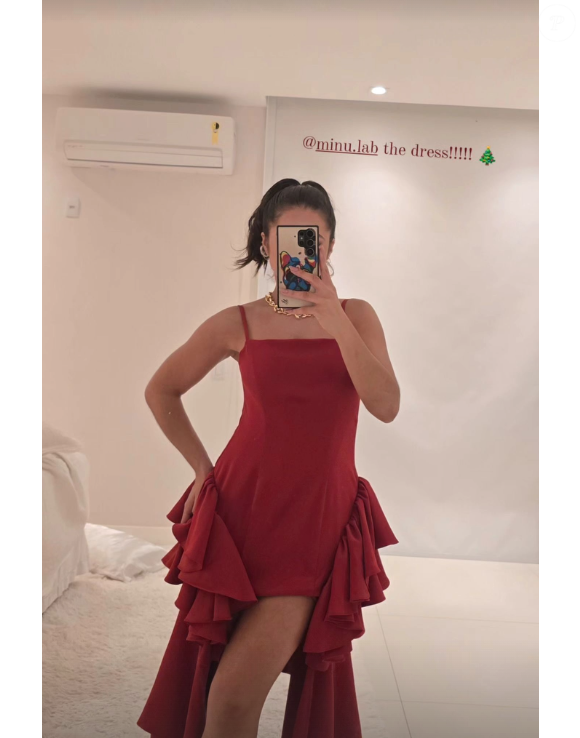 Maisa também apostou em um vermelho poderoso, em um vestido com as pernas de fora