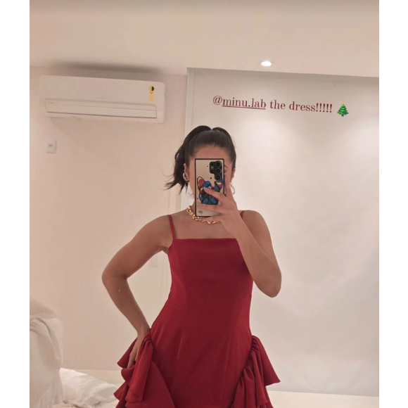 Maisa também apostou em um vermelho poderoso, em um vestido com as pernas de fora