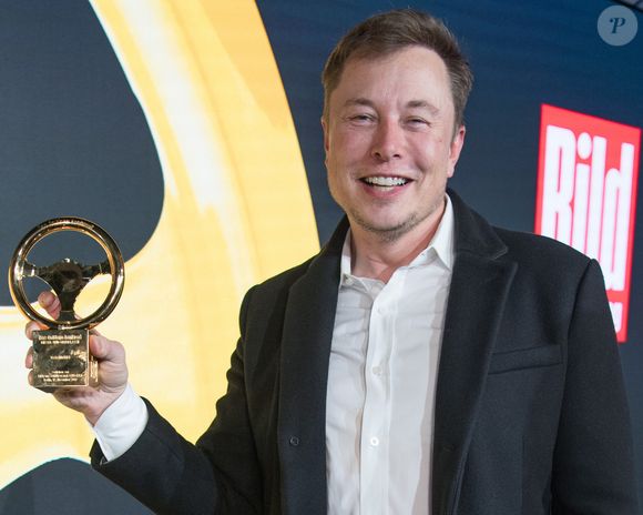 2019: já nesta foto, Elon Musk estava no intermediário entre cerrar a barba e a deixar por fazer