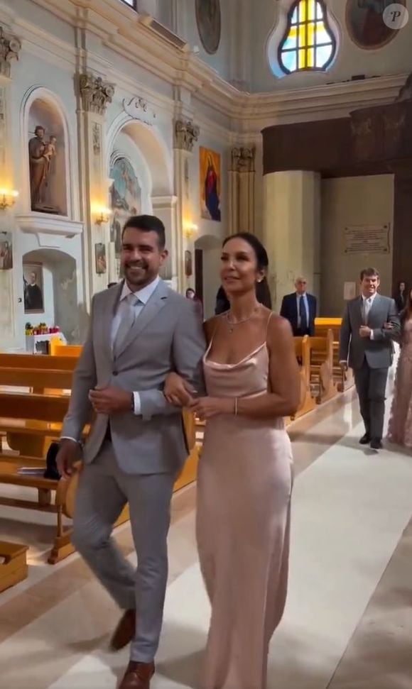 Ivete Sangalo foi madrinha do casamento de amigos, na Itália