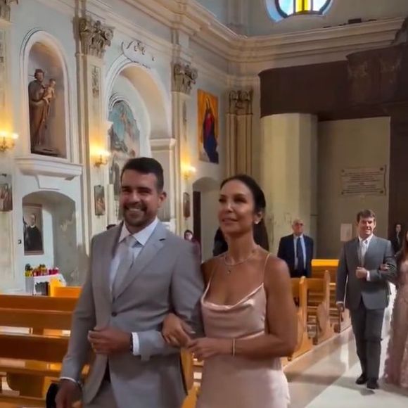 Ivete Sangalo foi madrinha do casamento de amigos, na Itália