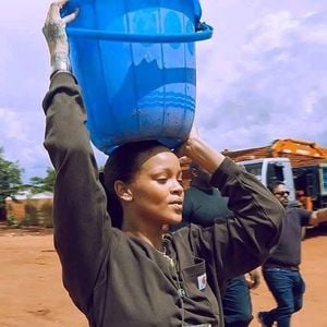 Rihanna sobre a Fundação Clara Lionel: "Hoje temos alcance global, mas essa noção de amor pela comunidade e pelas nossas raízes está profundamente enraizada no DNA da fundação"