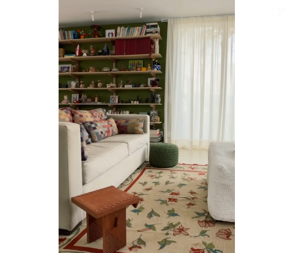 Em vez de substituir móveis ou descartar lembranças antigas, o projeto apostou em valorizar peças esquecidas e criar novos pontos de destaque para obras de arte, objetos decorativos e recordações afetivas espalhadas pelos ambientes.