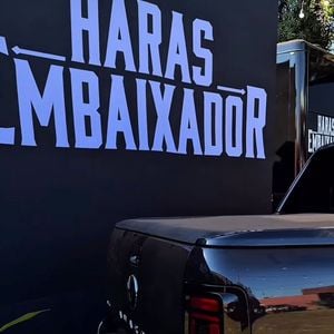 Com cama king-size, sofás de couro, televisão, cozinha completa e slide-outs hidráulicos, o motorhome de Gusttavo Lima foi preparado para funcionar como um lar temporário durante a estadia da família em Barretos