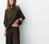 A Zara tem uma calça com toque boho-chic que custa R$ 179 e promete render combinações versáteis na Primavera 2026. O modelo tem cintura alta, cós com elástico, pernas largas e aberturas laterais, características que permitem criar produções para diferentes ocasiões