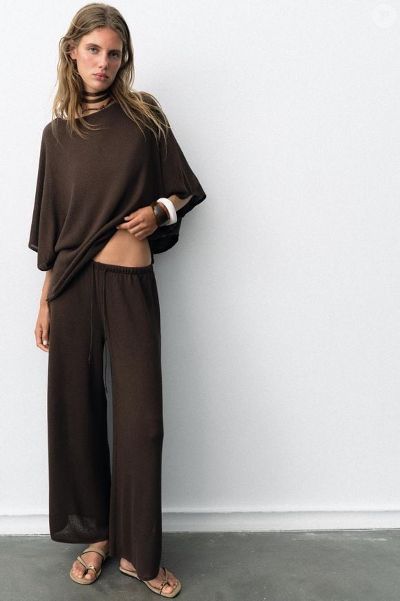 A Zara tem uma calça com toque boho-chic que custa R$ 179 e promete render combinações versáteis na Primavera 2026. O modelo tem cintura alta, cós com elástico, pernas largas e aberturas laterais, características que permitem criar produções para diferentes ocasiões