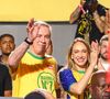 Carlo Ancelotti e Mariann Barrena McClay assistem aos desfiles na Marquês de Sapucaí e vibram com a passagem de Sabrina Sato