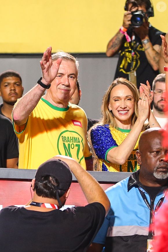 Carlo Ancelotti e Mariann Barrena McClay assistem aos desfiles na Marquês de Sapucaí e vibram com a passagem de Sabrina Sato