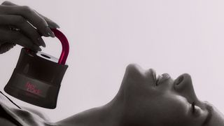 Apenas uma borrifada: como o Boticário usou a ciência para criar a 1ª fragrância do mundo que desperta a sensualidade feminina?