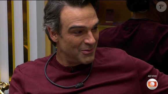 Em semana difícil, Tadeu Schmidt visita a casa e comove brothers com gesto inesperado