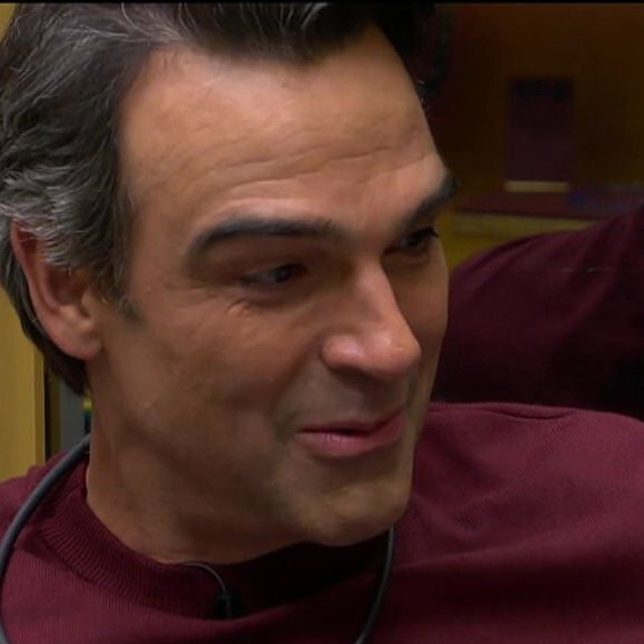 Em semana difícil, Tadeu Schmidt visita a casa e comove brothers com gesto inesperado