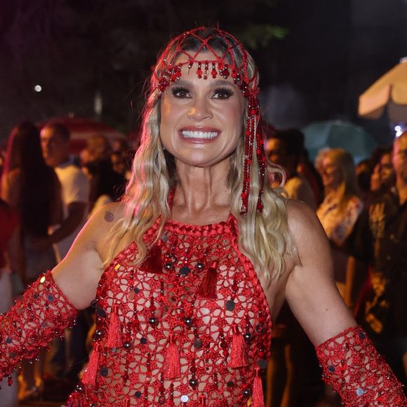 Flávia Alessandra negou que se tratava de ficantes e explicou que tinha diferentes namorados em cada cidade que frequentava