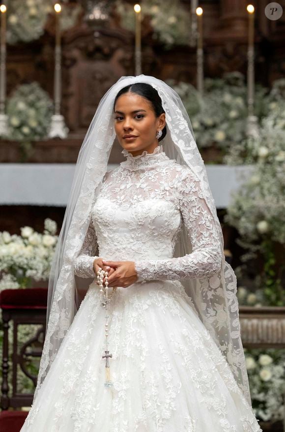 Vestido de noiva de Maria de Fátima (Bella Campos) foi confeccionado em tulle illusione italiano, renda Chantilly, organza e cetim de seda