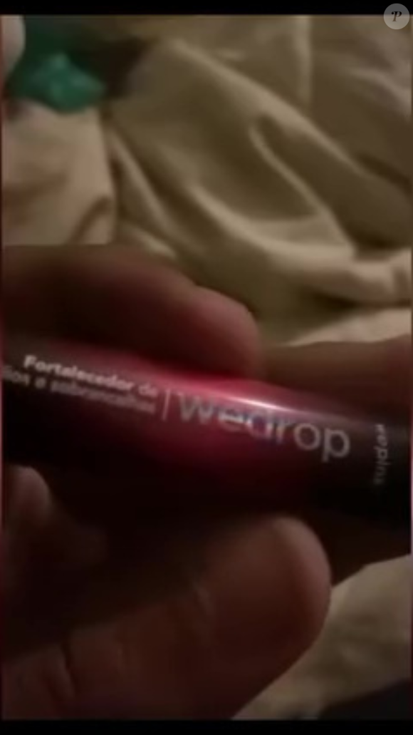 Lidiane relata que passou o Wedrop - e nada além - nos cílios antes de dormir. Esperou secar, conforme a instrução, e se deitou. Na madrugada, vieram os primeiros sintomas
