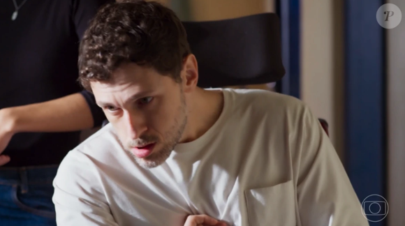 Ana Clara (Samantha Jones) junta fotos e vídeos ao lado do marido, Leonardo (Guilherme Magon), para se prevenir de Odete Roitman (Debora Bloch) no capítulo da novela 'Vale Tudo' de sábado 6 de setembro de 2025