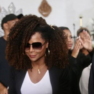 Adriana Bombom esteve no velório de Anita Nobre, mãe de Dudu Nobre, no Rio de Janeiro, e prestou sua última homenagem à matriarca da família Nobre