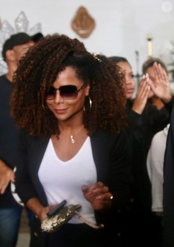 Adriana Bombom esteve no velório de Anita Nobre, mãe de Dudu Nobre, no Rio de Janeiro, e prestou sua última homenagem à matriarca da família Nobre