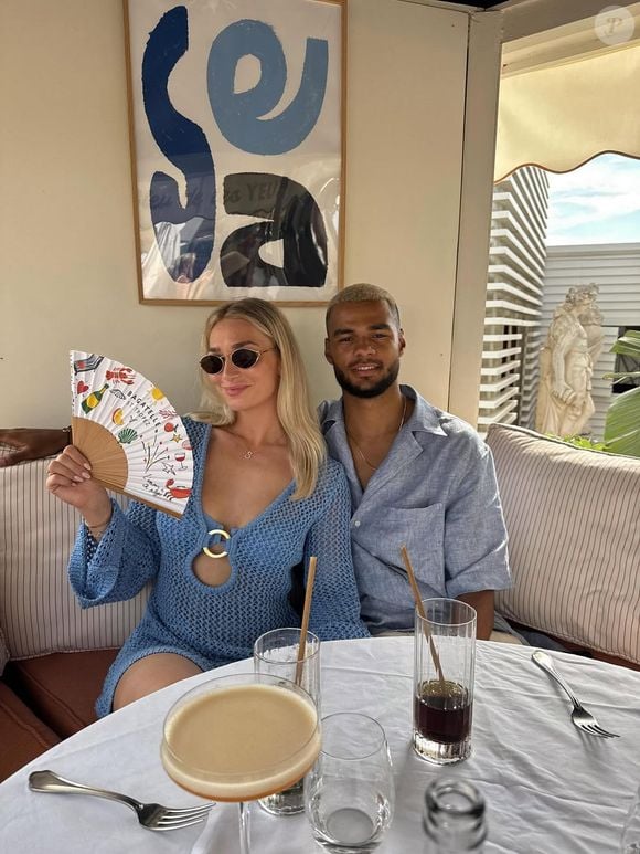 Cody Gakpo da seleção da Holanda e Noa van der Bij são namorados. O casal está junto desde dezembro de 2020 e possui dois filhos