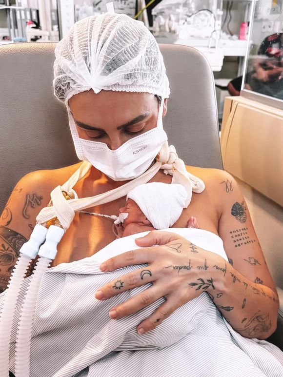 A influenciadora Clara Maia perdeu um dos bebês em uma gestação gemelar recentemente