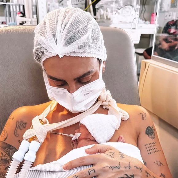 A influenciadora Clara Maia perdeu um dos bebês em uma gestação gemelar recentemente