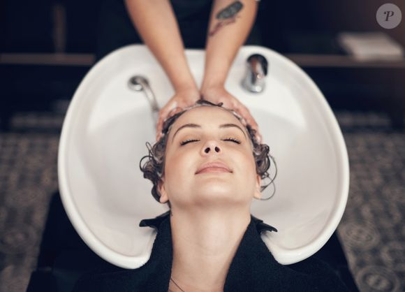 Outro produto que está se tornando essencial é a máscara capilar hidratante. Ela precisa ser usada com mais frequência para manter os cabelos nutridos e protegidos.