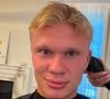 Erling Haaland, atacante do Manchester City e da seleção da Noruega, surpreendeu os fãs em agosto de 2026 ao trocar o cabelo loiro comprido por um corte raspado