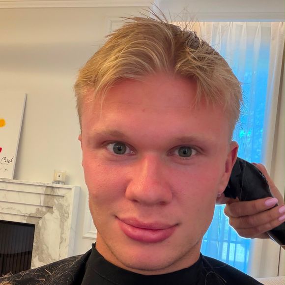 Erling Haaland, atacante do Manchester City e da seleção da Noruega, surpreendeu os fãs em agosto de 2026 ao trocar o cabelo loiro comprido por um corte raspado