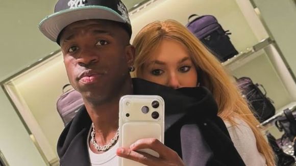 Comemoração a dois! Vini Jr. mostra amor por Virgínia Fonseca após vitória do Brasil contra Senegal, mas boné de R$ 5 mil rouba a cena