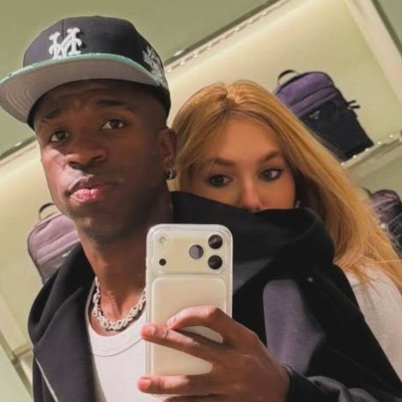 Vini Jr. declara amor por Virgínia Fonseca após vitória do Brasil contra Senegal, mas boné de R$ 5 mil rouba a cena