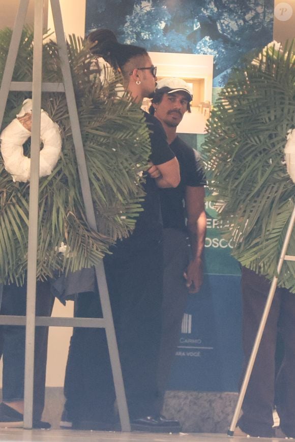 A despedida de Lua Blanco reuniu Sérgio Malheiros e Micael Borges no Cemitério Vertical Memorial do Carmo, no Rio de Janeiro, nesta segunda-feira (19). A cerimônia contou com a presença de familiares, amigos e artistas, incluindo nomes ligados à trajetória de Lua na televisão brasileira