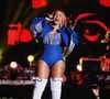 Yara Tchê, da banda Seu Desejo, apareceu com um body azul cravejado de pedrarias prateadas e botas brancas no São João de Maracanaú 2025