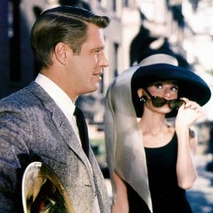 Givenchy criou esse perfume exclusivamente para ela. Ele só foi lançado ao público anos depois, e continua sendo um clássico.