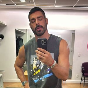 Em suas redes sociais, Cauã Reymond publicou um novo carrossel de fotos com cliques de seu cotidiano