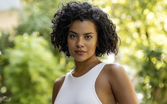 Um produto para realçar os cachos e um difusor são essenciais, mas para cachos perfeitamente modelados e sem frizz, trazemos a técnica Monnet.