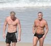 Pai e filho, Marcello Novaes e Pedro Novaes aproveitaram uma folga da frente fria para mergulhar no mar e relaxar na praia de São Conrado, na Zona Sul do Rio