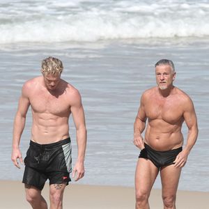 Pai e filho, Marcello Novaes e Pedro Novaes aproveitaram uma folga da frente fria para mergulhar no mar e relaxar na praia de São Conrado, na Zona Sul do Rio