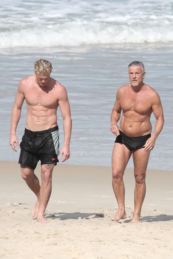 Pai e filho, Marcello Novaes e Pedro Novaes aproveitaram uma folga da frente fria para mergulhar no mar e relaxar na praia de São Conrado, na Zona Sul do Rio