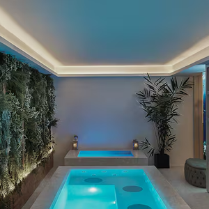 Hotel de luxo de Messi em Ibiza oferece rooftop, spa e ambientes sofisticados voltados ao turismo milionário europeu