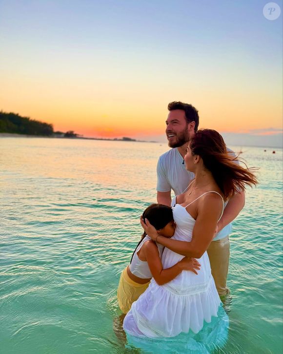 Sophia, filha de Maíra Cardi, comemorou a chegada do novo irmãozinho - ou nova irmãzinha, como ela pediu