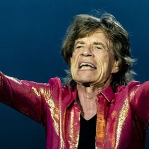Um ícone do rock mundial, Mick Jagger rouba a cena com suas performances ao lado do Rolling Stones