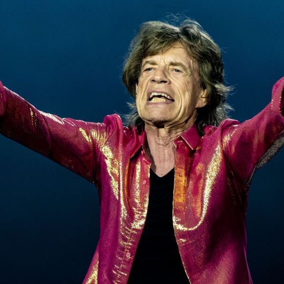 Um ícone do rock mundial, Mick Jagger rouba a cena com suas performances ao lado do Rolling Stones