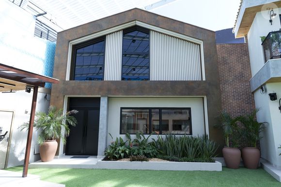 A Casa da Convivência no reality Casa do Patrão é o espaço onde acontecem conversas estratégicas, votações e interações entre os participantes; veja fotos