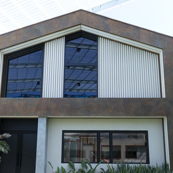 A Casa da Convivência no reality Casa do Patrão é o espaço onde acontecem conversas estratégicas, votações e interações entre os participantes; veja fotos