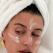A OCU e as empresas farmacêuticas concordam: 'O creme Nivea do pote azul é um hidratante perfeito para o corpo, o rosto, as mãos, os pés e as áreas ressecadas, mas não para o sol. Ele não oferece proteção contra a radiação solar'