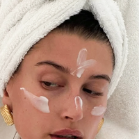 A OCU e as empresas farmacêuticas concordam: 'O creme Nivea do pote azul é um hidratante perfeito para o corpo, o rosto, as mãos, os pés e as áreas ressecadas, mas não para o sol. Ele não oferece proteção contra a radiação solar'