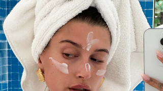 A OCU e as empresas farmacêuticas concordam: 'O creme Nivea do pote azul é um hidratante perfeito para o corpo, o rosto, as mãos, os pés e as áreas ressecadas, mas não para o sol. Ele não oferece proteção contra a radiação solar'