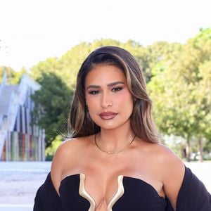 Simone Mendes escolheu o vestido da Cult Gaia para brilhar no tapete vermelho do Grammy Latino