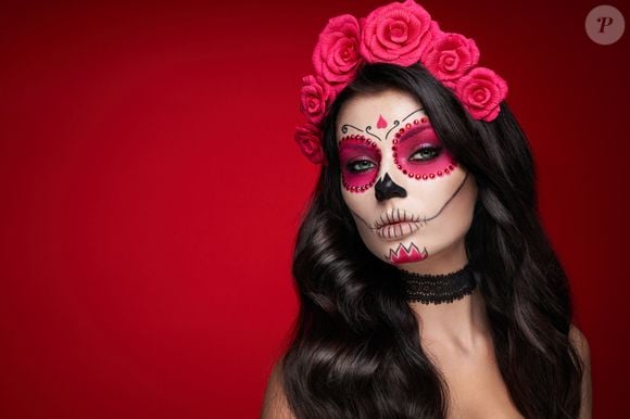Maquiagem de Halloween com caveira mexicana colorida é opção popular e cheia de estilo