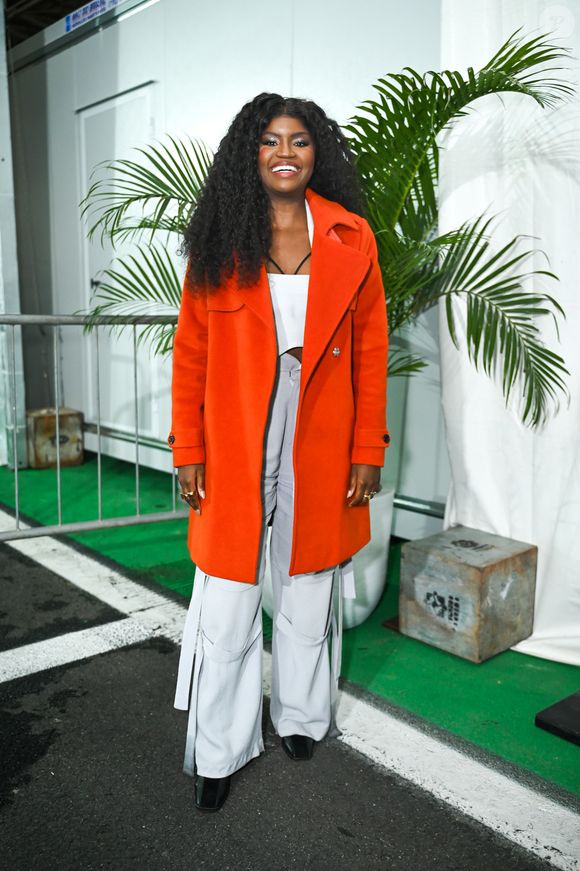The Town 2025: Kenya Sade esbanjou estilo com um sobretudo laranja vibrante para o evento